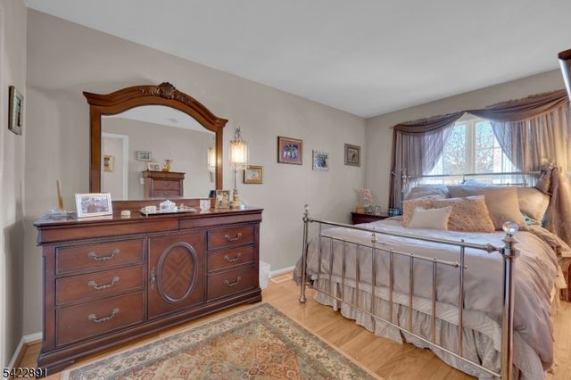 33 Pony Ln, Raritan Twp., NJ 08822