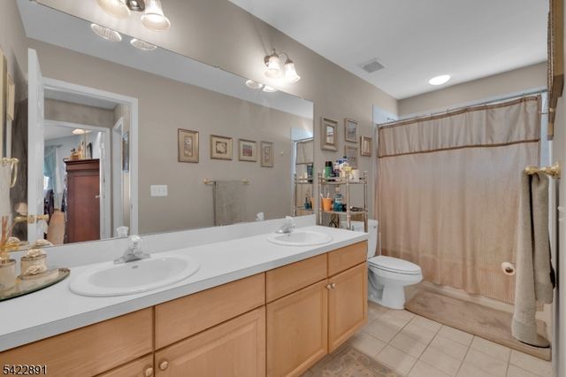 33 Pony Ln, Raritan Twp., NJ 08822