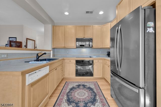 33 Pony Ln, Raritan Twp., NJ 08822