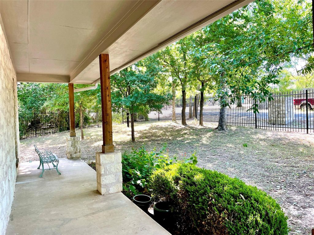 104 BERMUDA DR, Manchaca, TX 78652