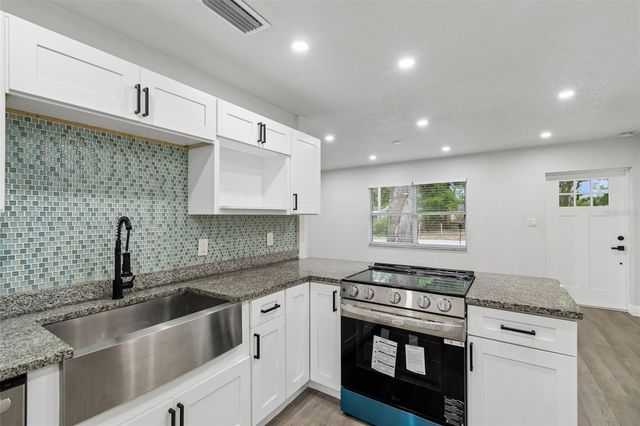 803 S CASTLE COURT, Tampa, FL 33612