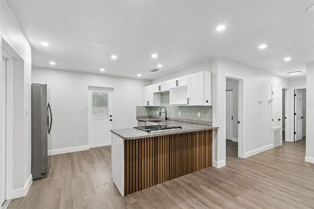 803 S CASTLE COURT, Tampa, FL 33612