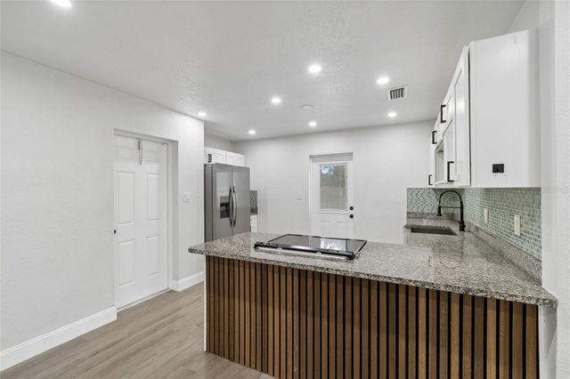803 S CASTLE COURT, Tampa, FL 33612