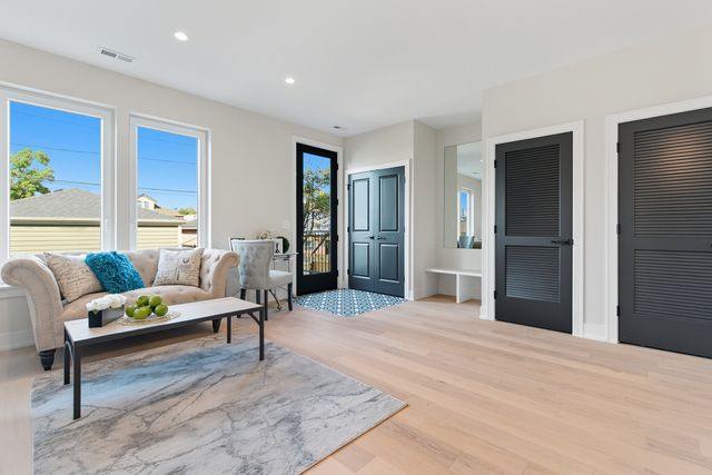 5254 W Newport Avenue, Chicago, IL 60641