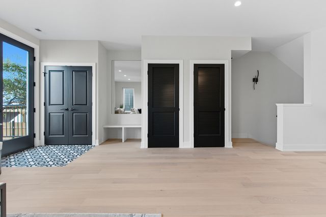 5254 W Newport Avenue, Chicago, IL 60641