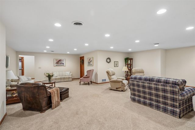 512 E 28th Street S, Newton, IA 50208