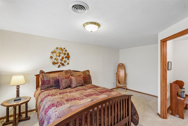 512 E 28th Street S, Newton, IA 50208