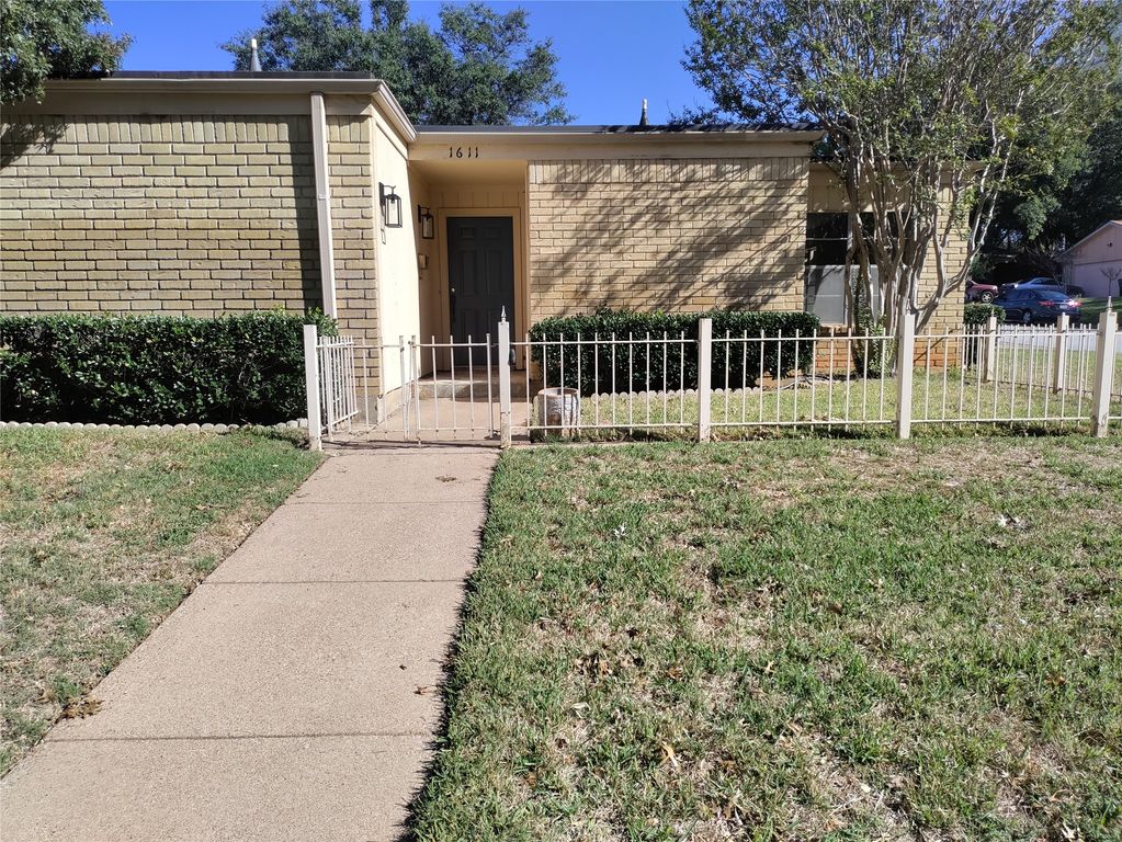 1611 Cindy Court, Arlington, TX 76012
