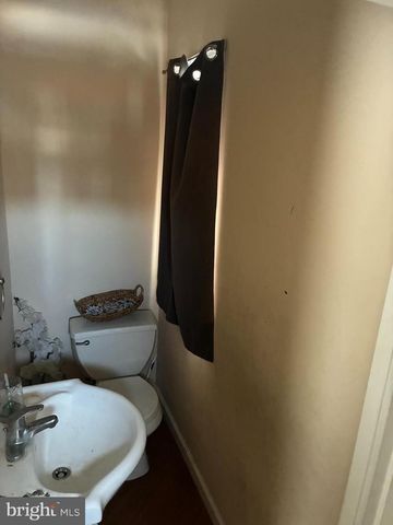 136 HANSEN TER, Darby, PA 19023