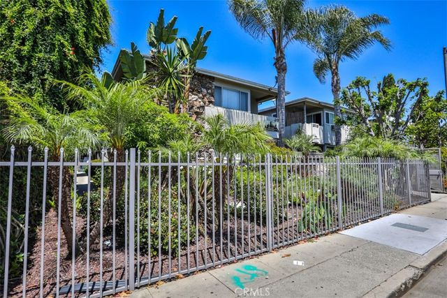 2015 Chariton, Los Angeles, CA 90034