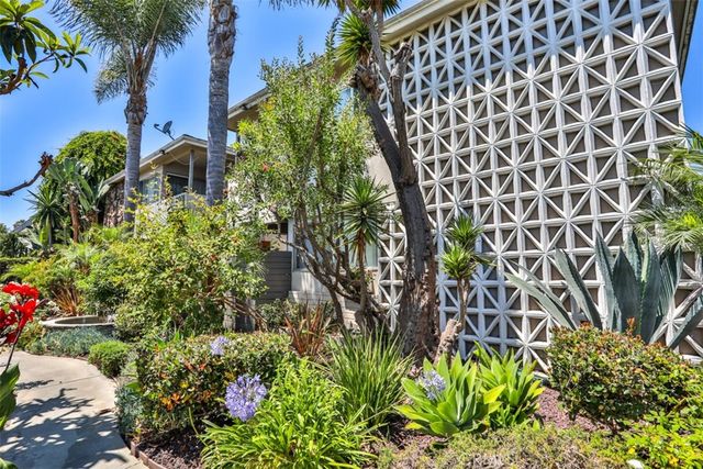 2015 Chariton, Los Angeles, CA 90034