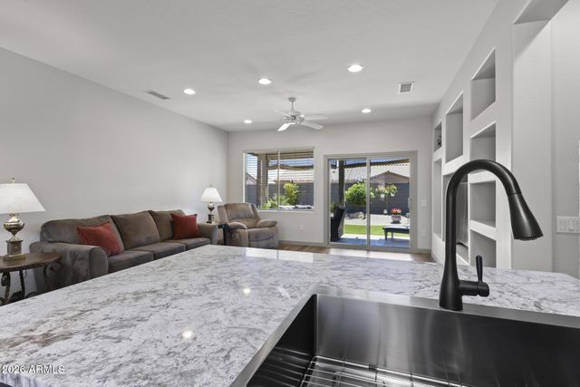 18973 N AZTEC POINT Drive, Surprise, AZ 85387