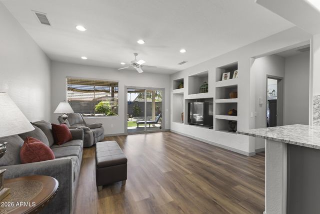 18973 N AZTEC POINT Drive, Surprise, AZ 85387