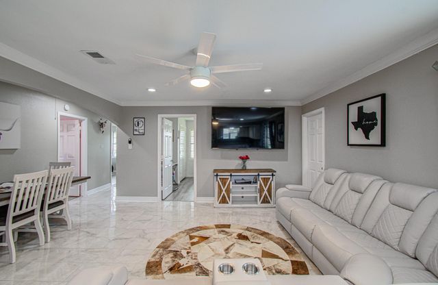 2615 6th Avenue N, Texas City, TX 77590