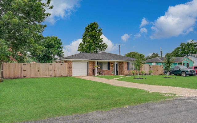 2615 6th Avenue N, Texas City, TX 77590