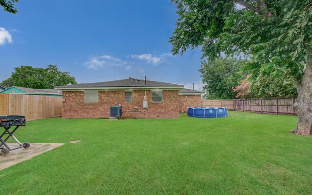 2615 6th Avenue N, Texas City, TX 77590