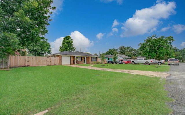 2615 6th Avenue N, Texas City, TX 77590