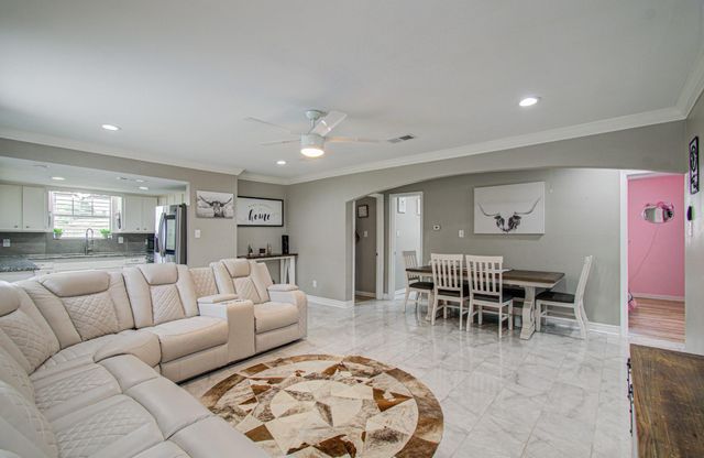2615 6th Avenue N, Texas City, TX 77590