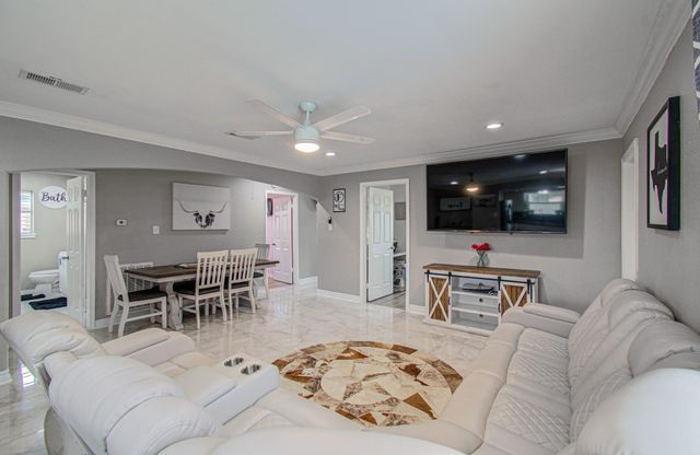 2615 6th Avenue N, Texas City, TX 77590