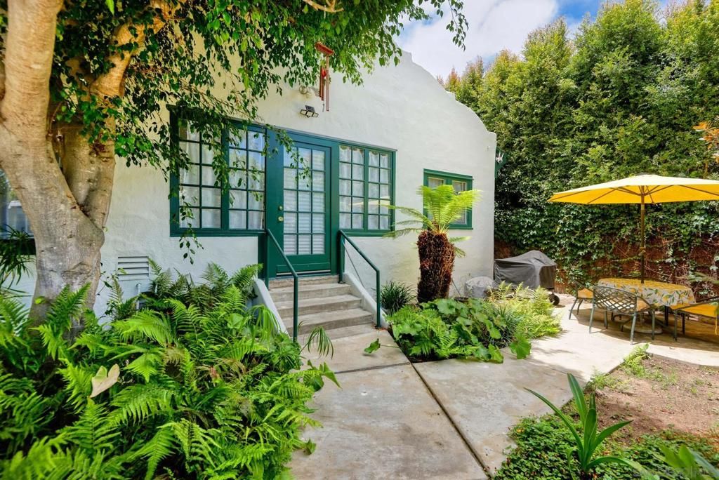 Image 10 of property listing at 7979 Prospect Pl, La Jolla, CA 92037