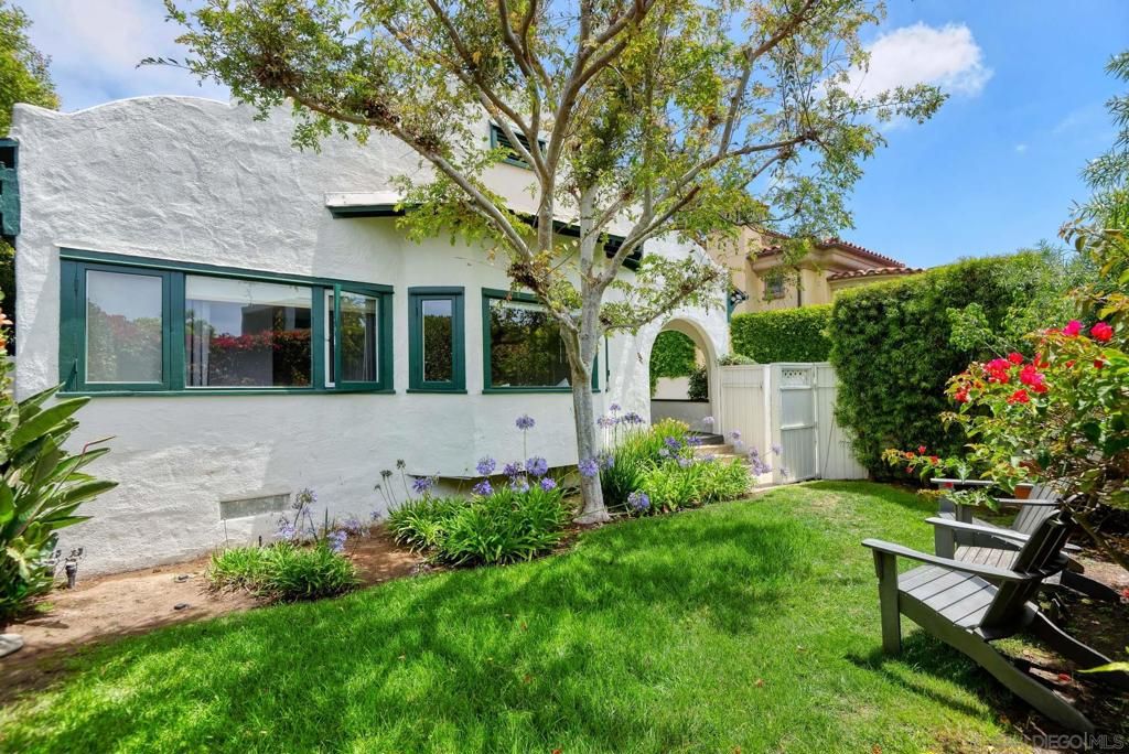 Image 16 of property listing at 7979 Prospect Pl, La Jolla, CA 92037