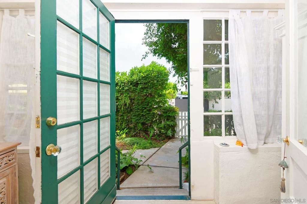 Image 9 of property listing at 7979 Prospect Pl, La Jolla, CA 92037