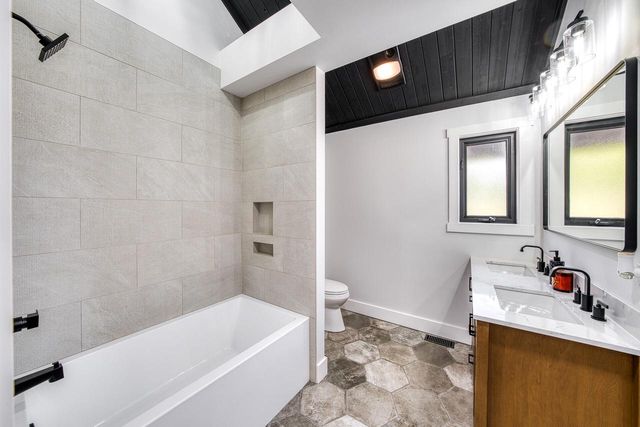 W2530 Krueger ROAD, Lake Geneva, WI 53147