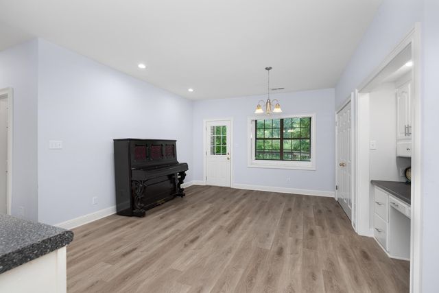 5798 N SUNSET POINT RD, Memphis, TN 38135