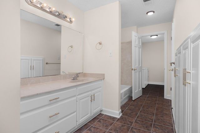 5798 N SUNSET POINT RD, Memphis, TN 38135