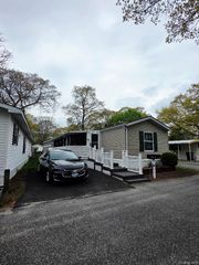 37 Hubbard Avenue 74, Riverhead, NY 11901