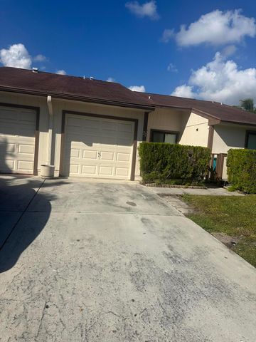 27 Kensington Lane, Boynton Beach, FL 33426