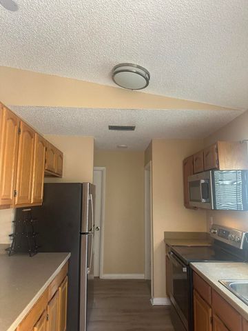 27 Kensington Lane, Boynton Beach, FL 33426