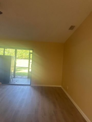 27 Kensington Lane, Boynton Beach, FL 33426