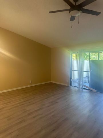 27 Kensington Lane, Boynton Beach, FL 33426