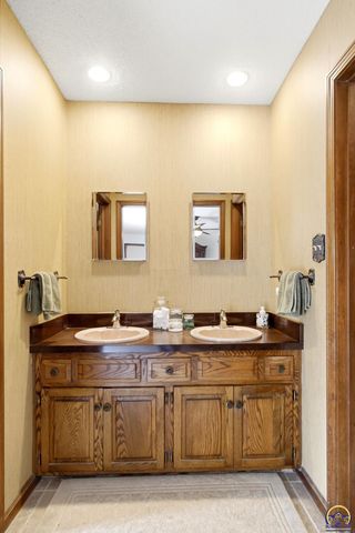 5425 SW Mission AVE, Topeka, KS 66610