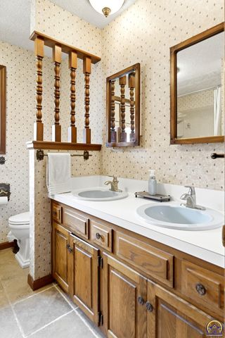 5425 SW Mission AVE, Topeka, KS 66610