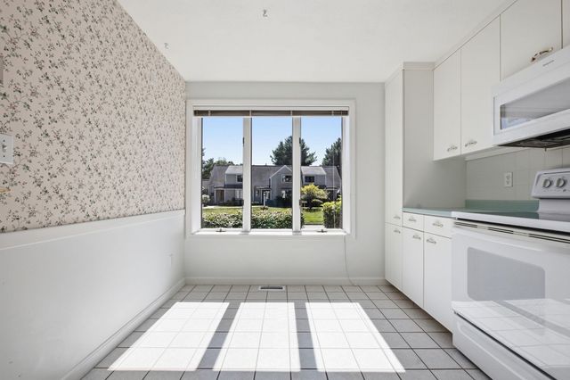 33 Mid Iron Dr 33, North Reading, MA 01864