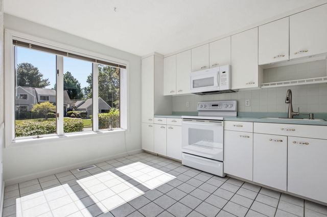 33 Mid Iron Dr 33, North Reading, MA 01864