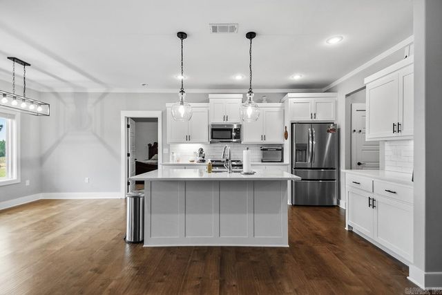 10664 Gunter Loop, Benton, AR 72019