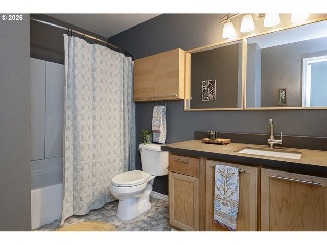 529 Ne RUSSELL St, Portland, OR 97212