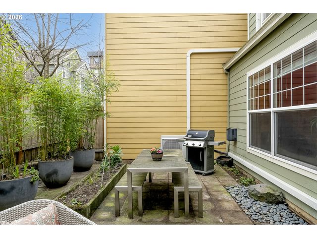 529 Ne RUSSELL St, Portland, OR 97212