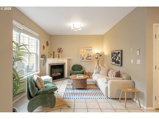 529 Ne RUSSELL St, Portland, OR 97212