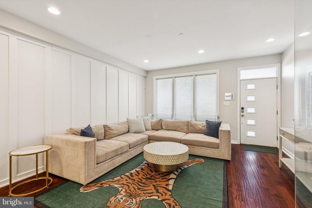 922 N MARSHALL ST, Philadelphia, PA 19123