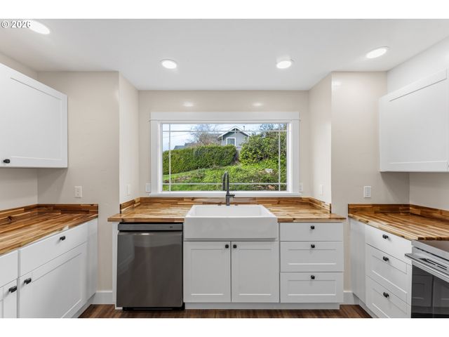 790 OREGON Ave, North Bend, OR 97459