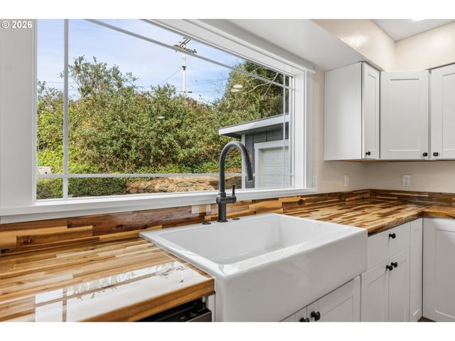 790 OREGON Ave, North Bend, OR 97459