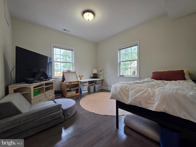 1138 S HARRISON ST, Arlington, VA 22204