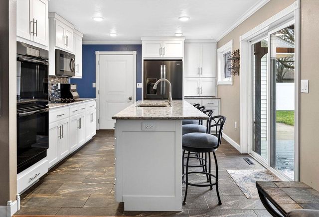 W6180 LONG COURT, Appleton, WI 54914