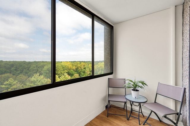 250 Hammond Pond Pkwy 1002N, Newton, MA 02467