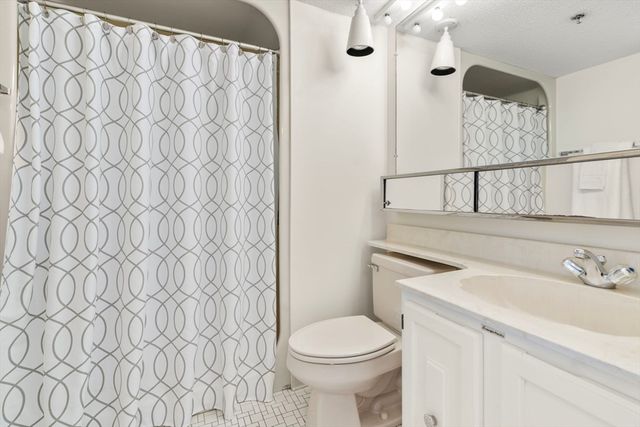 250 Hammond Pond Pkwy 1002N, Newton, MA 02467