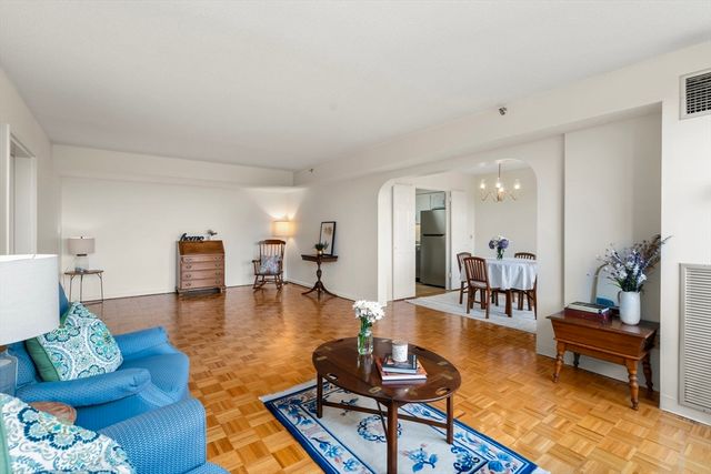 250 Hammond Pond Pkwy 1002N, Newton, MA 02467